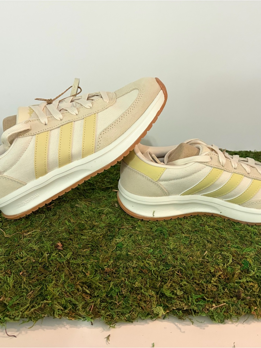 adidas Wonder White, Powder Yellow Retro Runner Sneakers W8, Youth 6.5